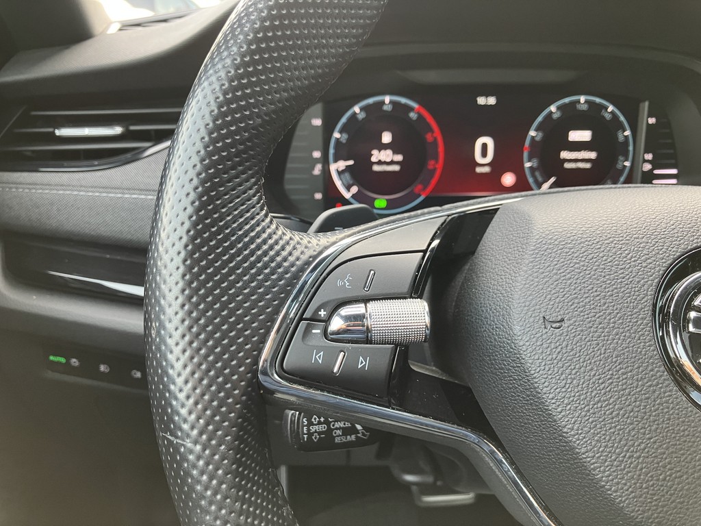 Skoda - Octavia Combi 2.0 TDI DSG Sportline *LED*HuD_8